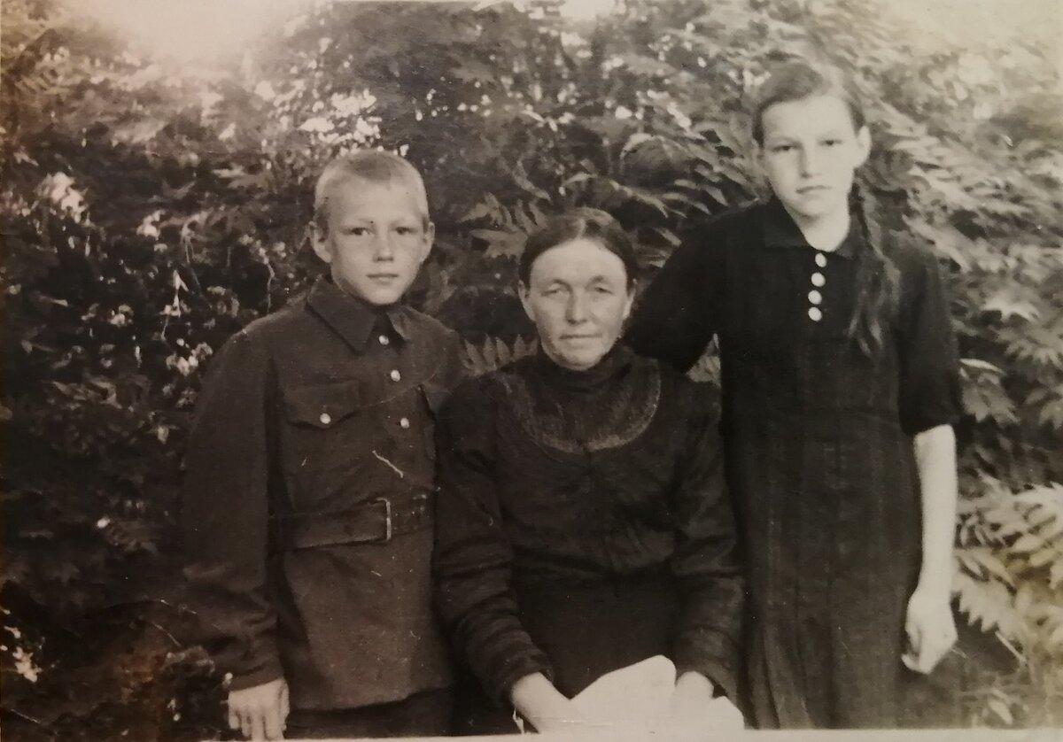 Моя бабушка с детьми 1947 г. Фото семейного архива