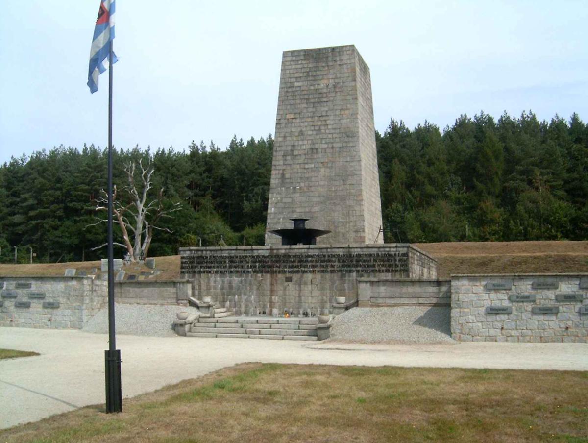 Мемориал заключенным концлагеря. Источник:  https://ru.wikipedia.org/