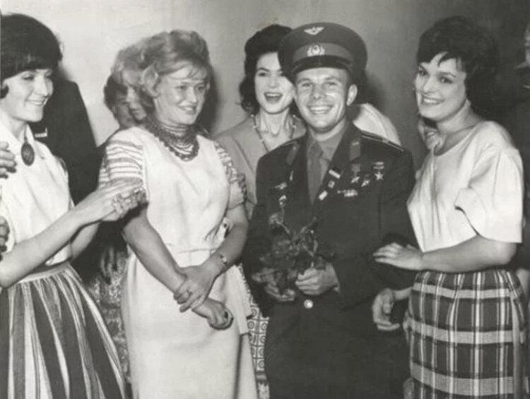 Алена Изергина (крайняя справа) с Юрием Гагариным