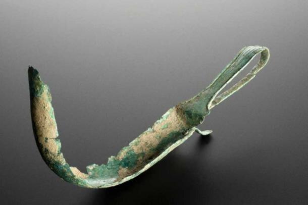 Сильно проржавевший римский бронзовый стригаль, хранящийся в Музее науки в Лондоне. Стригаль был римским инструментом, используемым для соскабливания жира, кожи, грязи и пота. Гладиаторы продавали контейнеры соскобов своей потной кожи.