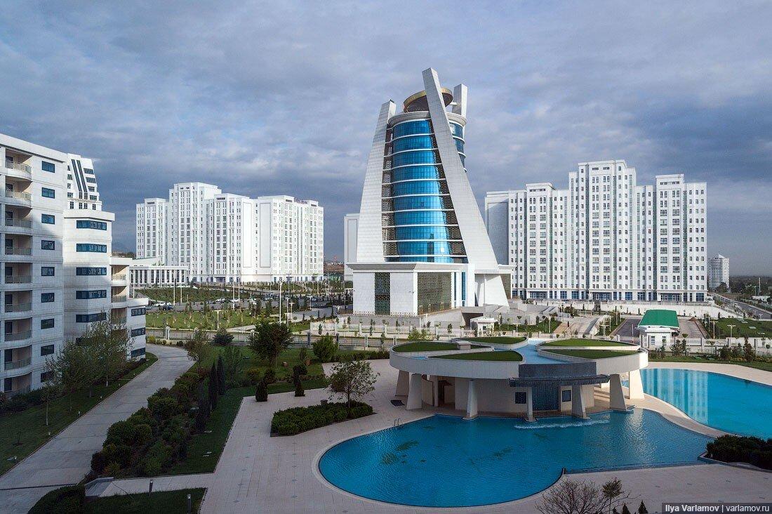 «А где люди?» – этот вопрос люди чаще всего задают, когда видят фотографии беломраморной столицы Туркменистана. И действительно, в новом Ашхабаде нет людей.-2
