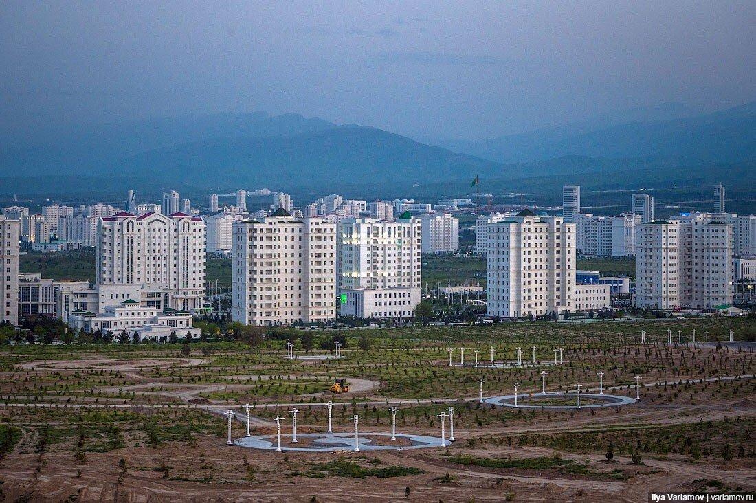 «А где люди?» – этот вопрос люди чаще всего задают, когда видят фотографии беломраморной столицы Туркменистана. И действительно, в новом Ашхабаде нет людей.-3