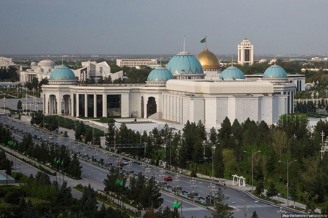 «А где люди?» – этот вопрос люди чаще всего задают, когда видят фотографии беломраморной столицы Туркменистана. И действительно, в новом Ашхабаде нет людей.-4