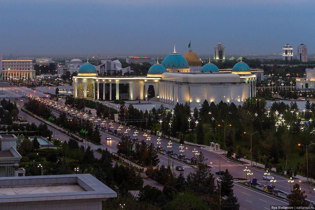 «А где люди?» – этот вопрос люди чаще всего задают, когда видят фотографии беломраморной столицы Туркменистана. И действительно, в новом Ашхабаде нет людей.-5