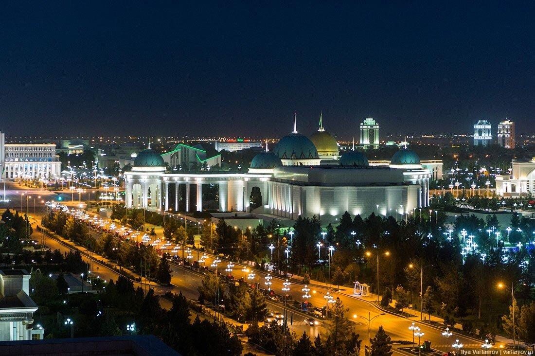 «А где люди?» – этот вопрос люди чаще всего задают, когда видят фотографии беломраморной столицы Туркменистана. И действительно, в новом Ашхабаде нет людей.-6
