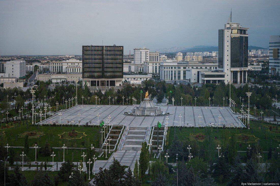 «А где люди?» – этот вопрос люди чаще всего задают, когда видят фотографии беломраморной столицы Туркменистана. И действительно, в новом Ашхабаде нет людей.-7
