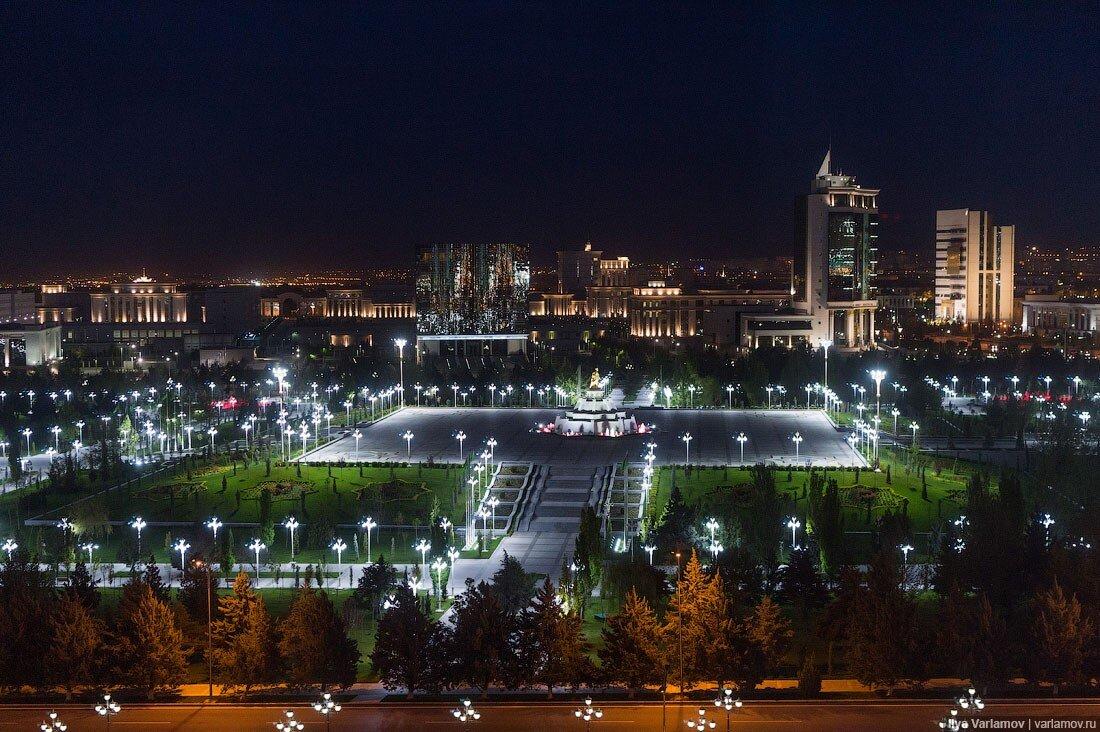«А где люди?» – этот вопрос люди чаще всего задают, когда видят фотографии беломраморной столицы Туркменистана. И действительно, в новом Ашхабаде нет людей.-8