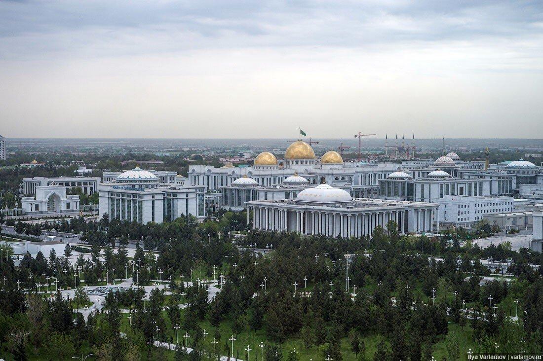 «А где люди?» – этот вопрос люди чаще всего задают, когда видят фотографии беломраморной столицы Туркменистана. И действительно, в новом Ашхабаде нет людей.-9