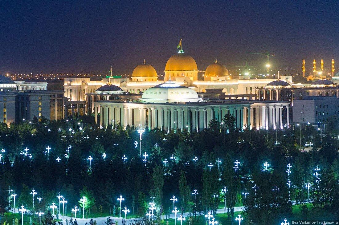 «А где люди?» – этот вопрос люди чаще всего задают, когда видят фотографии беломраморной столицы Туркменистана. И действительно, в новом Ашхабаде нет людей.-10