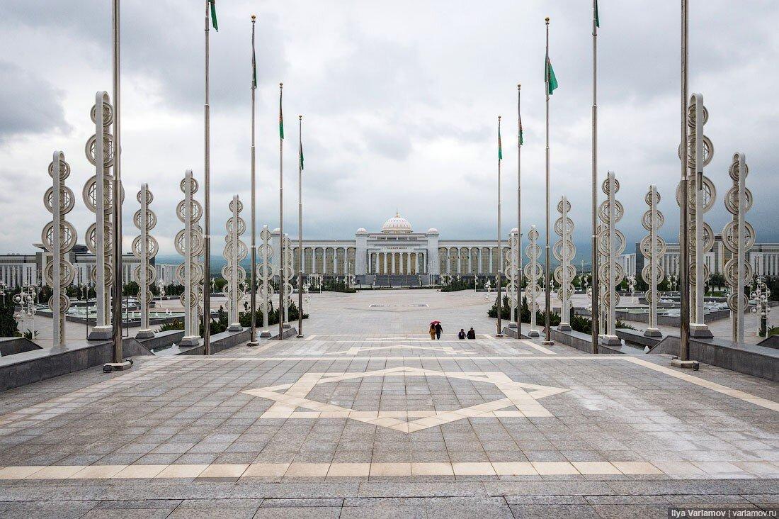 «А где люди?» – этот вопрос люди чаще всего задают, когда видят фотографии беломраморной столицы Туркменистана. И действительно, в новом Ашхабаде нет людей.-11