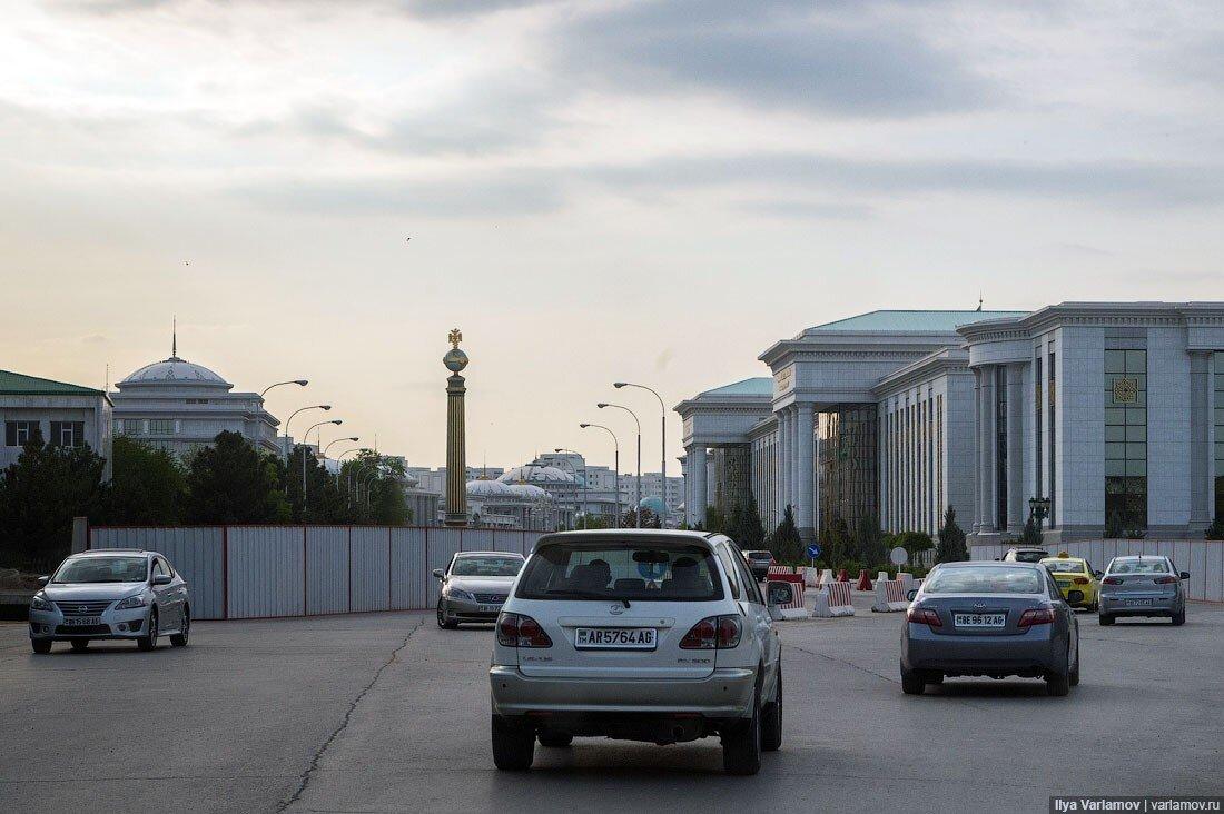 «А где люди?» – этот вопрос люди чаще всего задают, когда видят фотографии беломраморной столицы Туркменистана. И действительно, в новом Ашхабаде нет людей.-14