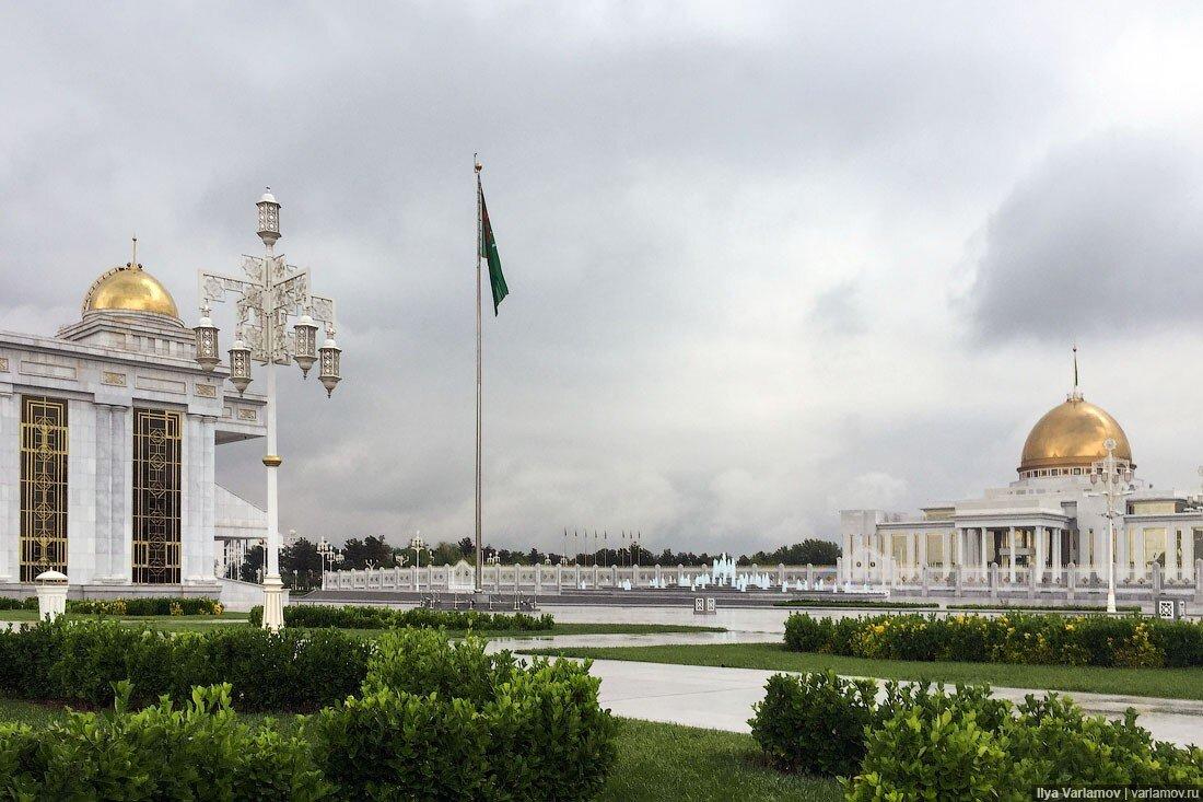 «А где люди?» – этот вопрос люди чаще всего задают, когда видят фотографии беломраморной столицы Туркменистана. И действительно, в новом Ашхабаде нет людей.-15