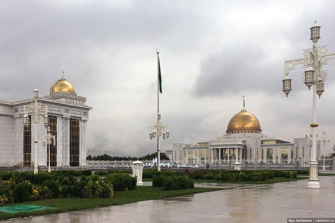 «А где люди?» – этот вопрос люди чаще всего задают, когда видят фотографии беломраморной столицы Туркменистана. И действительно, в новом Ашхабаде нет людей.-16
