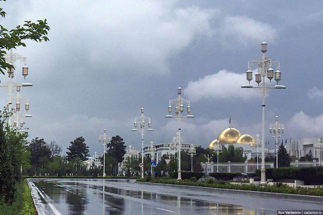 «А где люди?» – этот вопрос люди чаще всего задают, когда видят фотографии беломраморной столицы Туркменистана. И действительно, в новом Ашхабаде нет людей.-17