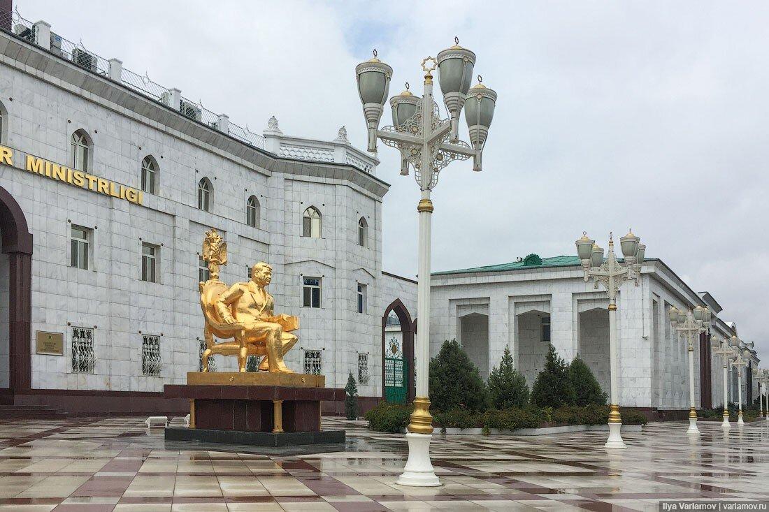 «А где люди?» – этот вопрос люди чаще всего задают, когда видят фотографии беломраморной столицы Туркменистана. И действительно, в новом Ашхабаде нет людей.-18