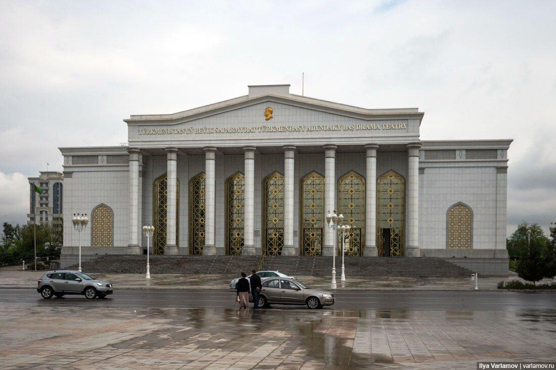 «А где люди?» – этот вопрос люди чаще всего задают, когда видят фотографии беломраморной столицы Туркменистана. И действительно, в новом Ашхабаде нет людей.-19