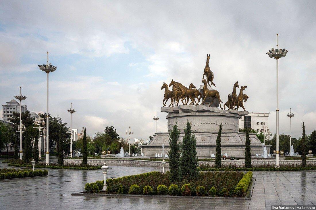 «А где люди?» – этот вопрос люди чаще всего задают, когда видят фотографии беломраморной столицы Туркменистана. И действительно, в новом Ашхабаде нет людей.-20