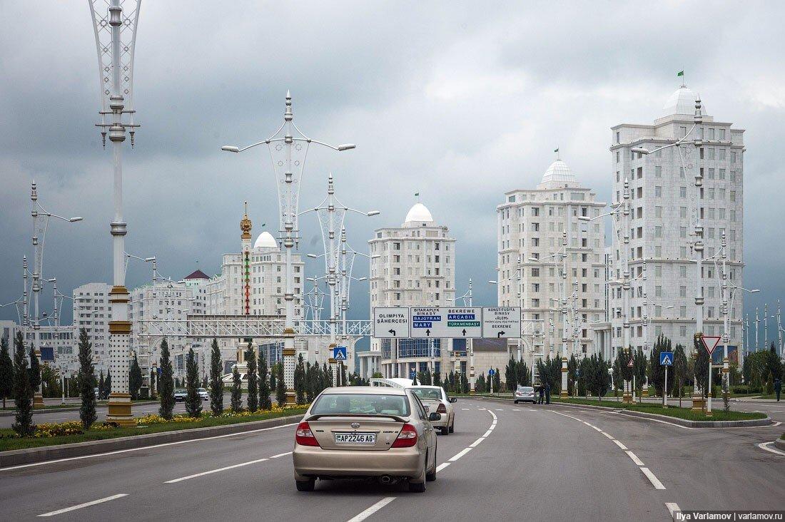 «А где люди?» – этот вопрос люди чаще всего задают, когда видят фотографии беломраморной столицы Туркменистана. И действительно, в новом Ашхабаде нет людей.-21