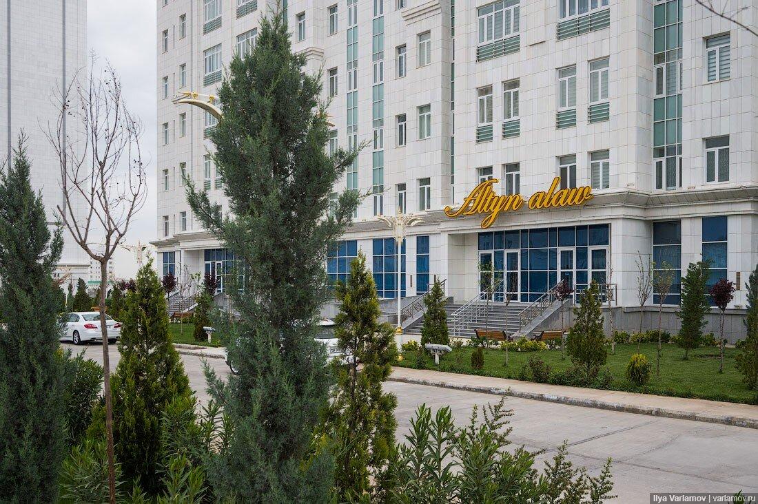 «А где люди?» – этот вопрос люди чаще всего задают, когда видят фотографии беломраморной столицы Туркменистана. И действительно, в новом Ашхабаде нет людей.-25