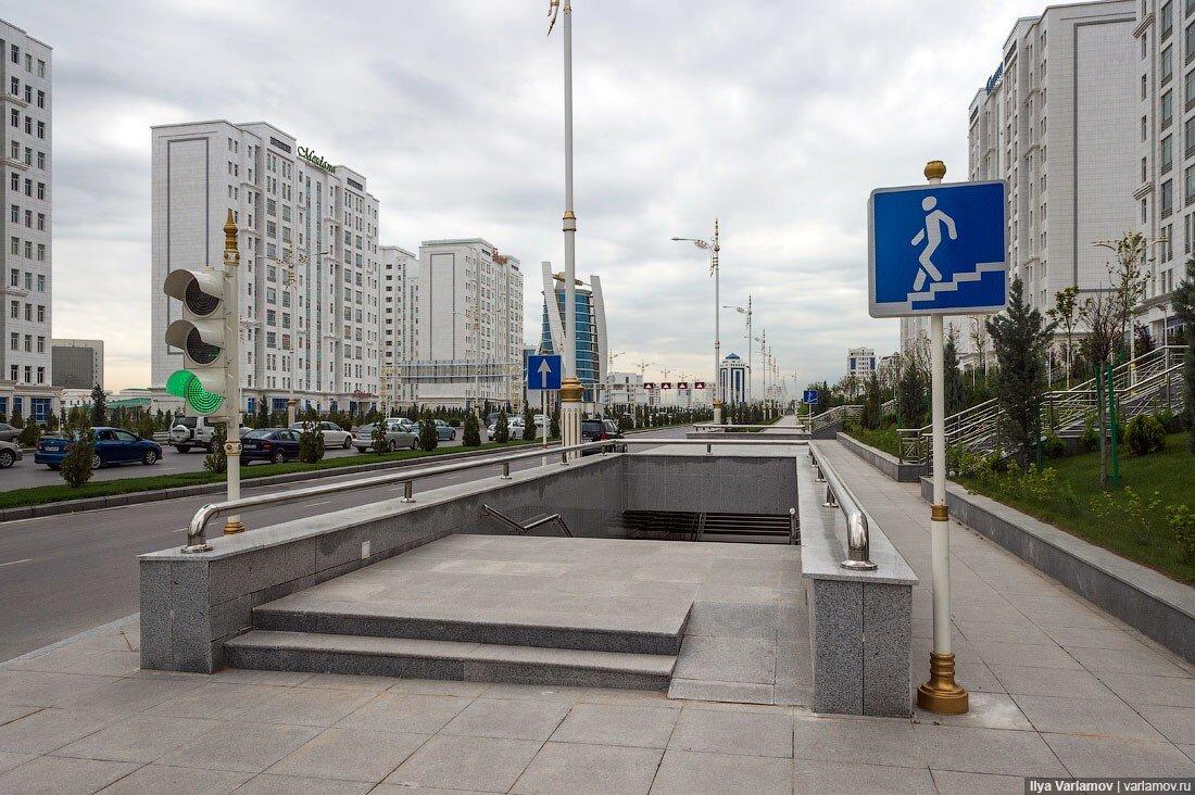 «А где люди?» – этот вопрос люди чаще всего задают, когда видят фотографии беломраморной столицы Туркменистана. И действительно, в новом Ашхабаде нет людей.-27