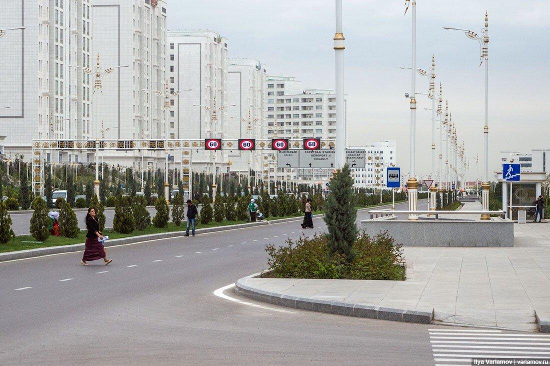 «А где люди?» – этот вопрос люди чаще всего задают, когда видят фотографии беломраморной столицы Туркменистана. И действительно, в новом Ашхабаде нет людей.-29
