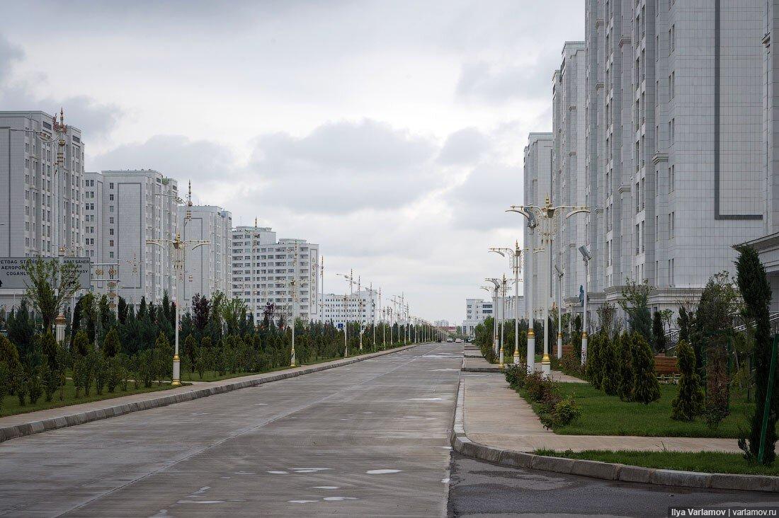 «А где люди?» – этот вопрос люди чаще всего задают, когда видят фотографии беломраморной столицы Туркменистана. И действительно, в новом Ашхабаде нет людей.-30