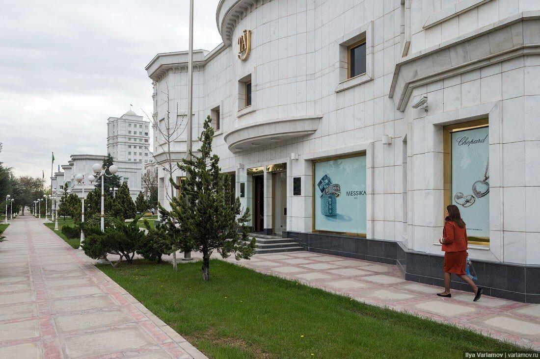 «А где люди?» – этот вопрос люди чаще всего задают, когда видят фотографии беломраморной столицы Туркменистана. И действительно, в новом Ашхабаде нет людей.-32