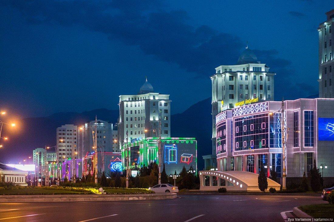 «А где люди?» – этот вопрос люди чаще всего задают, когда видят фотографии беломраморной столицы Туркменистана. И действительно, в новом Ашхабаде нет людей.-33