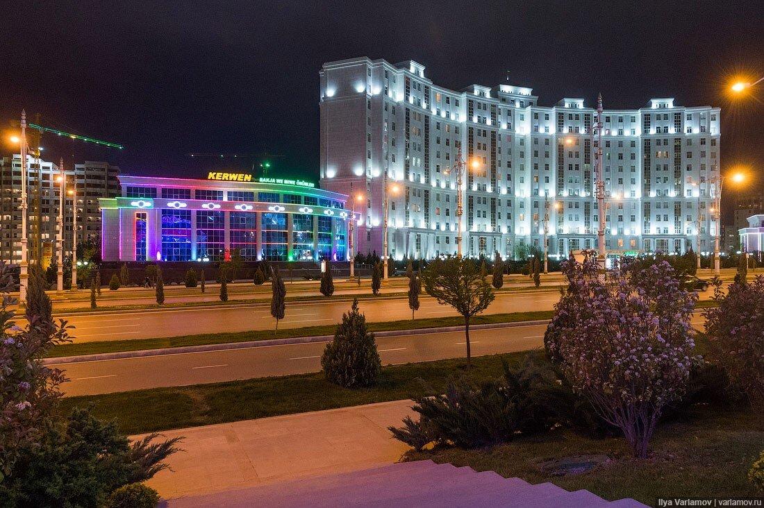 «А где люди?» – этот вопрос люди чаще всего задают, когда видят фотографии беломраморной столицы Туркменистана. И действительно, в новом Ашхабаде нет людей.-36