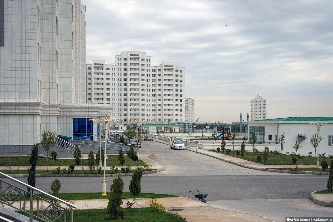 «А где люди?» – этот вопрос люди чаще всего задают, когда видят фотографии беломраморной столицы Туркменистана. И действительно, в новом Ашхабаде нет людей.-39