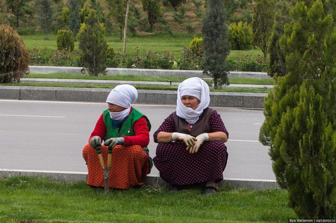 «А где люди?» – этот вопрос люди чаще всего задают, когда видят фотографии беломраморной столицы Туркменистана. И действительно, в новом Ашхабаде нет людей.-41