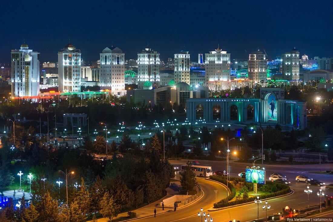 «А где люди?» – этот вопрос люди чаще всего задают, когда видят фотографии беломраморной столицы Туркменистана. И действительно, в новом Ашхабаде нет людей.-43