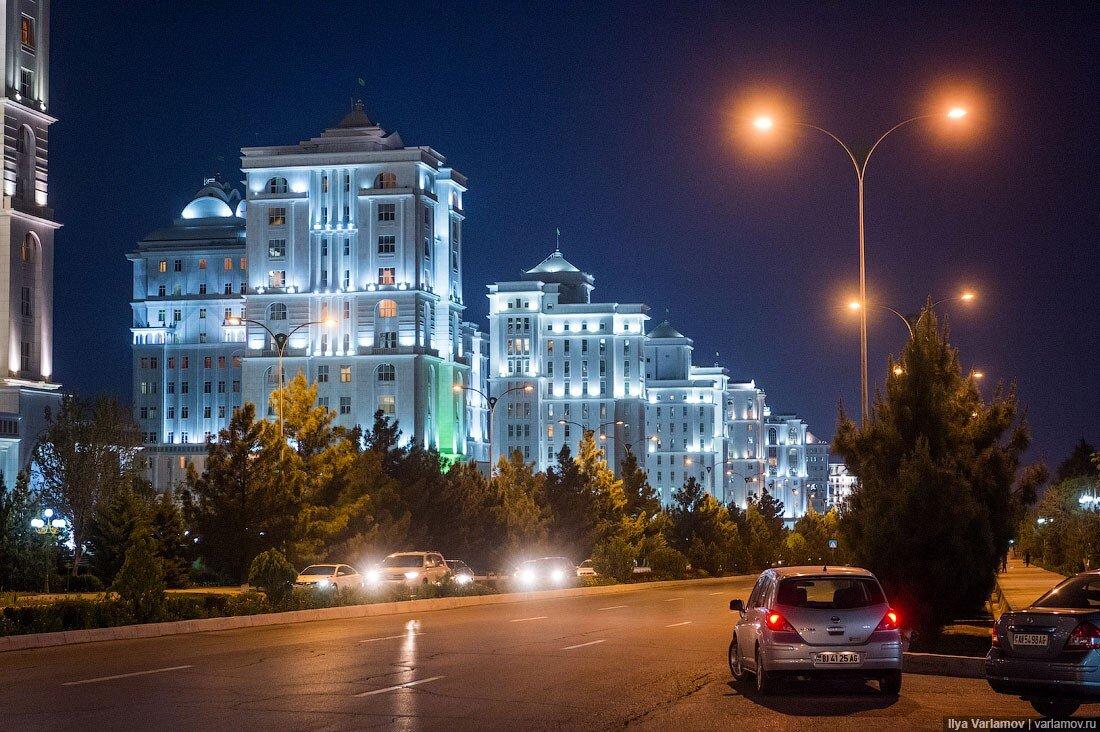 «А где люди?» – этот вопрос люди чаще всего задают, когда видят фотографии беломраморной столицы Туркменистана. И действительно, в новом Ашхабаде нет людей.-44