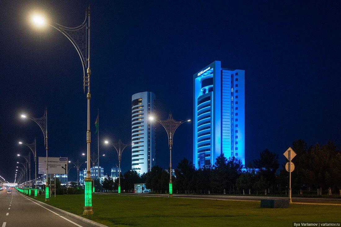 «А где люди?» – этот вопрос люди чаще всего задают, когда видят фотографии беломраморной столицы Туркменистана. И действительно, в новом Ашхабаде нет людей.-45