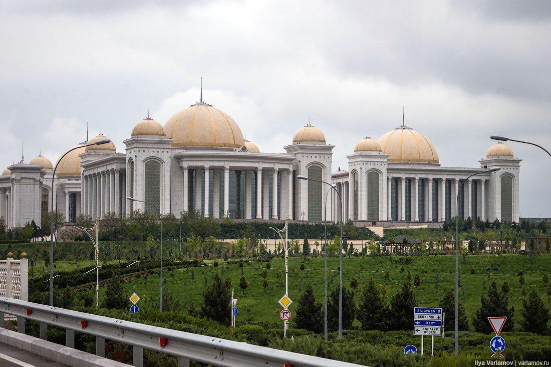 «А где люди?» – этот вопрос люди чаще всего задают, когда видят фотографии беломраморной столицы Туркменистана. И действительно, в новом Ашхабаде нет людей.-46