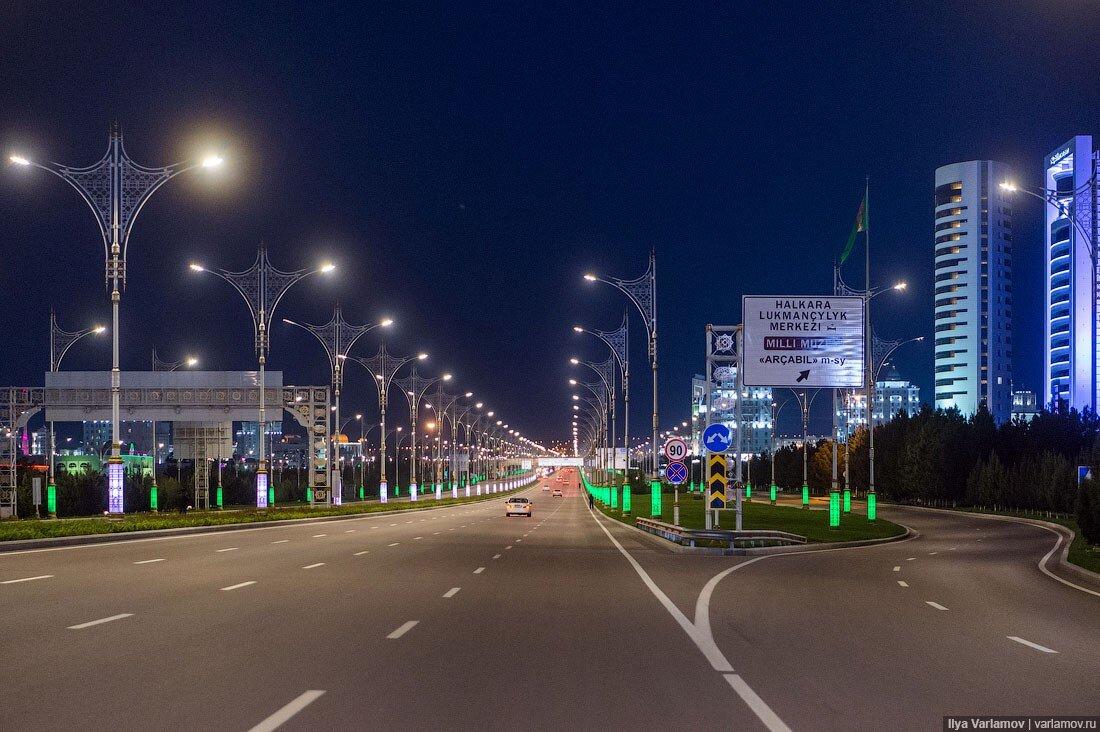 «А где люди?» – этот вопрос люди чаще всего задают, когда видят фотографии беломраморной столицы Туркменистана. И действительно, в новом Ашхабаде нет людей.-49