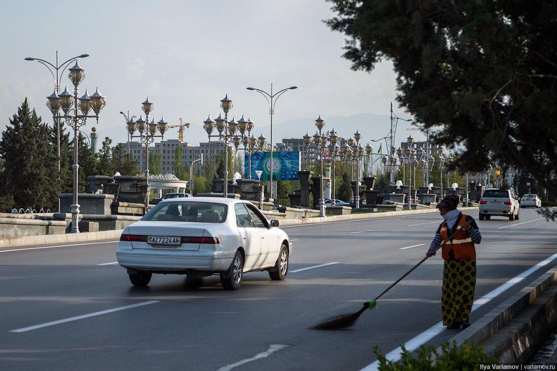 «А где люди?» – этот вопрос люди чаще всего задают, когда видят фотографии беломраморной столицы Туркменистана. И действительно, в новом Ашхабаде нет людей.-51