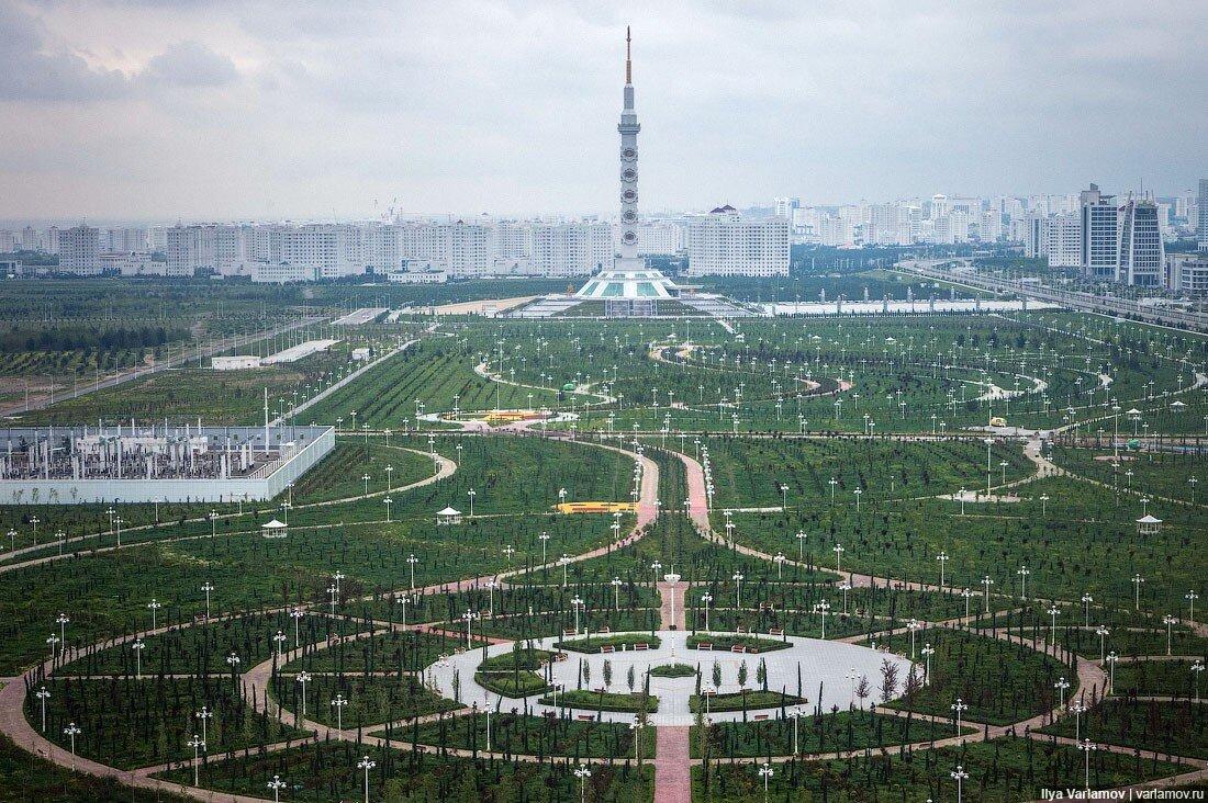 «А где люди?» – этот вопрос люди чаще всего задают, когда видят фотографии беломраморной столицы Туркменистана. И действительно, в новом Ашхабаде нет людей.-54