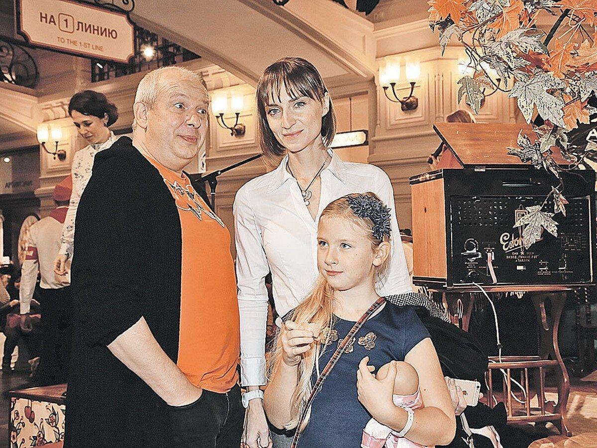 КП (Дмитрий Марьянов с женой и дочкой Анфисой)