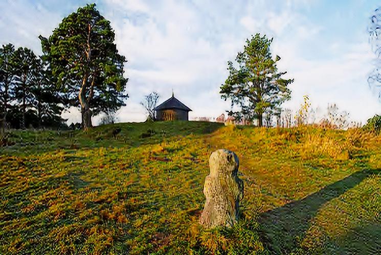 Возможно, этот идол на Савкиной горе, недалеко от села Михайловское,   вдохновлял Пушкина на создание «Руслана и Людмилы» и «Песни о вещем Олеге»