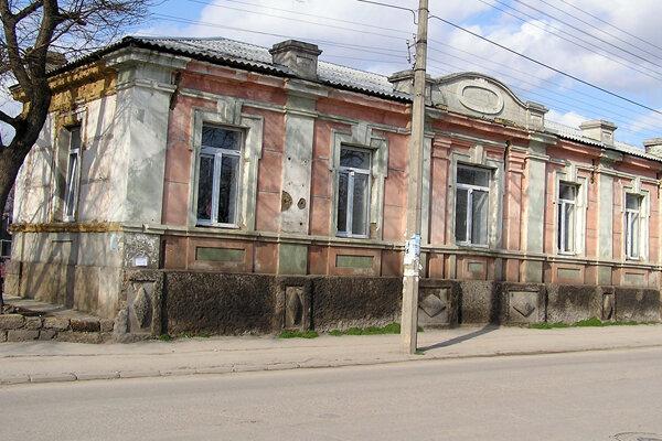 В Евпатории сохранился дом на ул. Дмитрия Ульянова (раньше - Вокзальная), в котором до 1918 года жил земский врач Дмитрий Ильич Ульянов