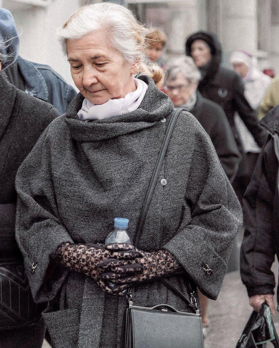 С жительниц Северной столицы всем регионам нужно брать пример. Там пожилые дамы и в 75 лет продолжают одеваться очень изысканно, элегантно и стильно для своего возраста.-2