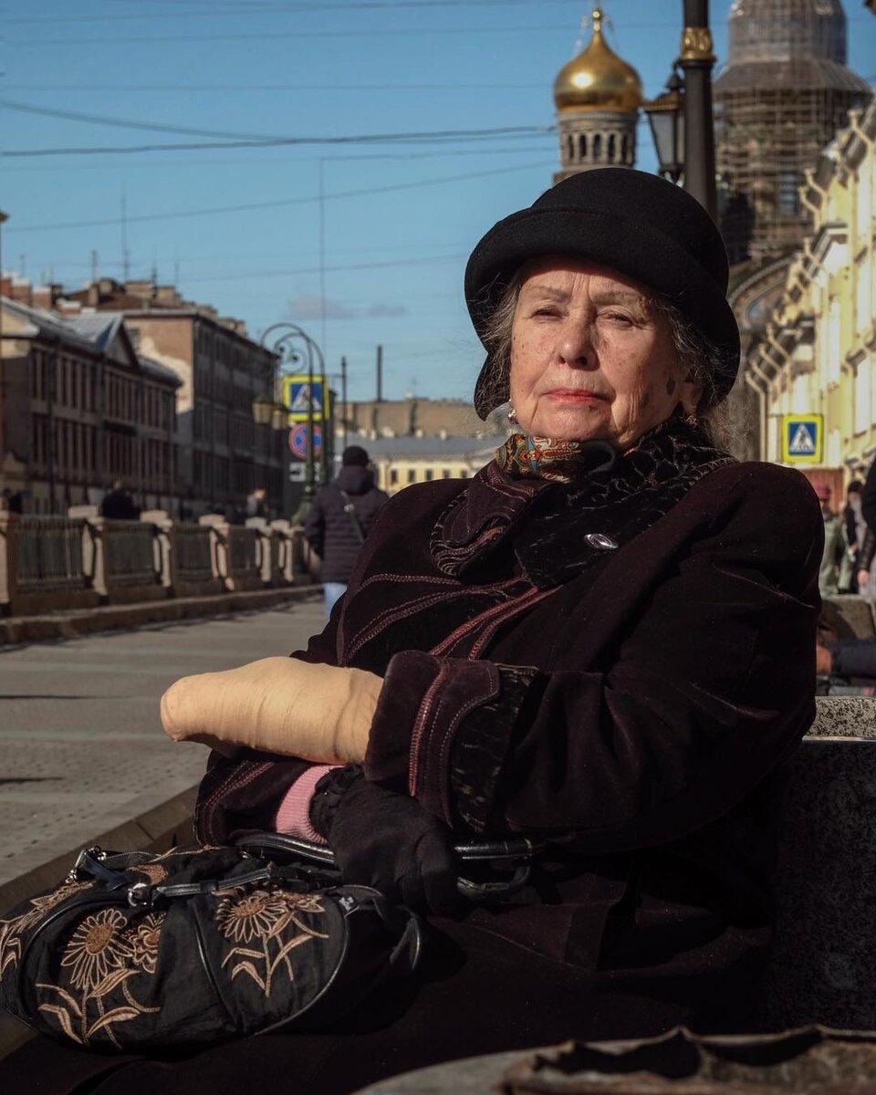 С жительниц Северной столицы всем регионам нужно брать пример. Там пожилые дамы и в 75 лет продолжают одеваться очень изысканно, элегантно и стильно для своего возраста.-3