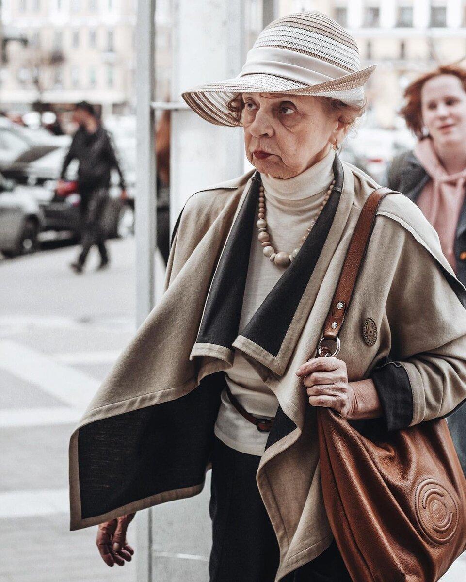 С жительниц Северной столицы всем регионам нужно брать пример. Там пожилые дамы и в 75 лет продолжают одеваться очень изысканно, элегантно и стильно для своего возраста.-4