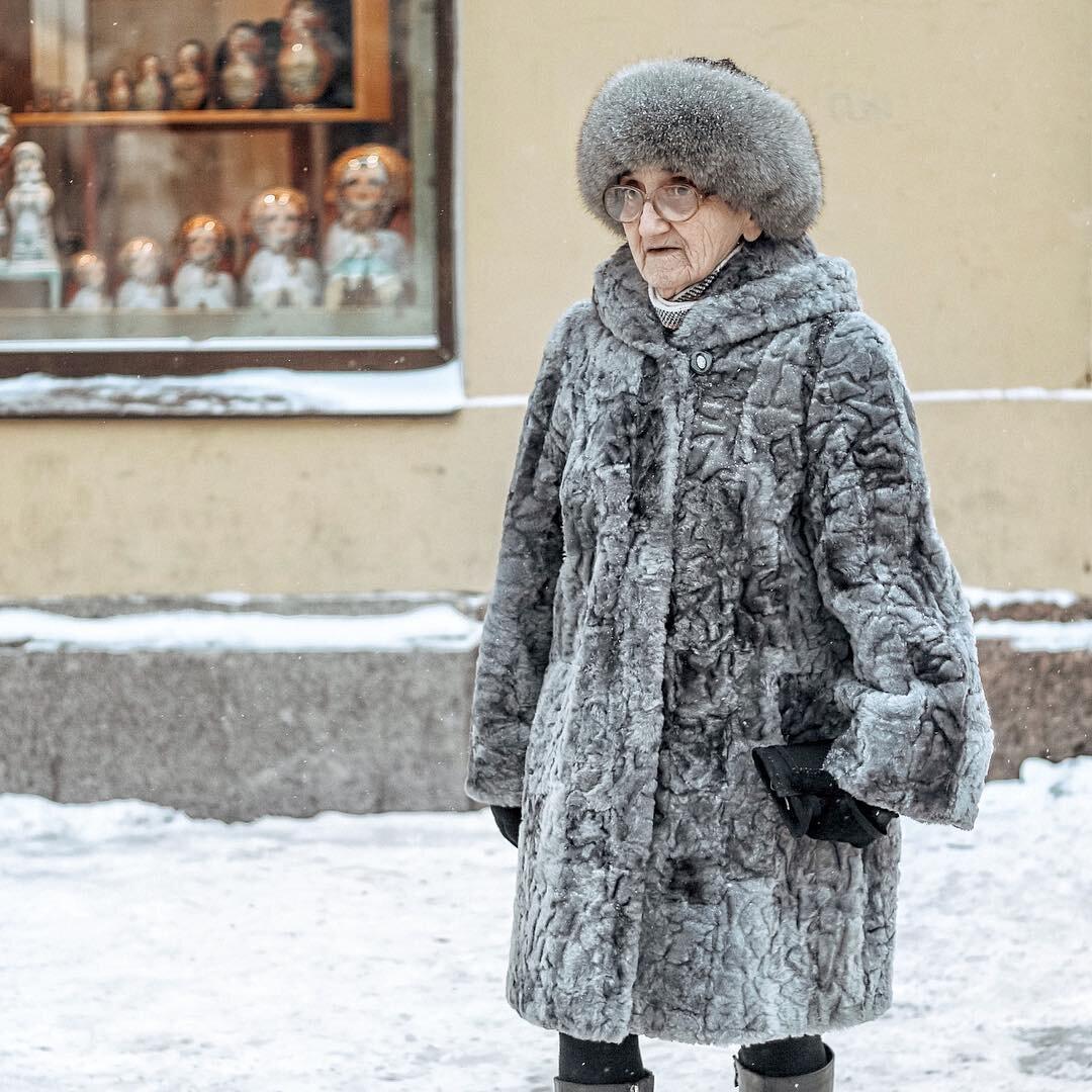 С жительниц Северной столицы всем регионам нужно брать пример. Там пожилые дамы и в 75 лет продолжают одеваться очень изысканно, элегантно и стильно для своего возраста.-9