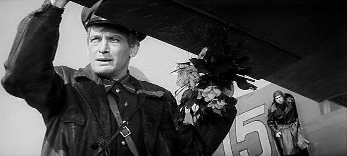 Фильм "Офицеры" был снят режиссером Владимиром Роговым и вышел на экраны в 1971 году.-3