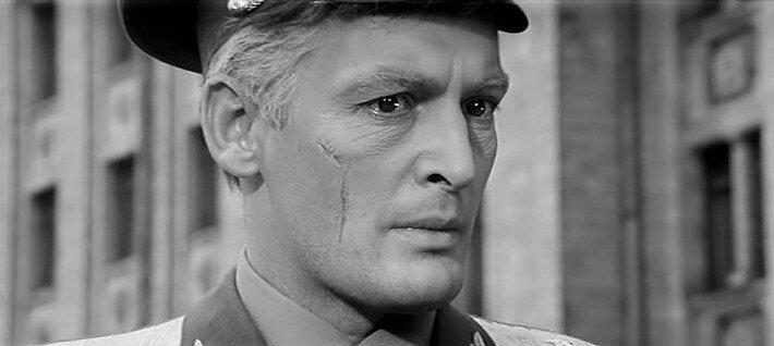 Фильм "Офицеры" был снят режиссером Владимиром Роговым и вышел на экраны в 1971 году.-6