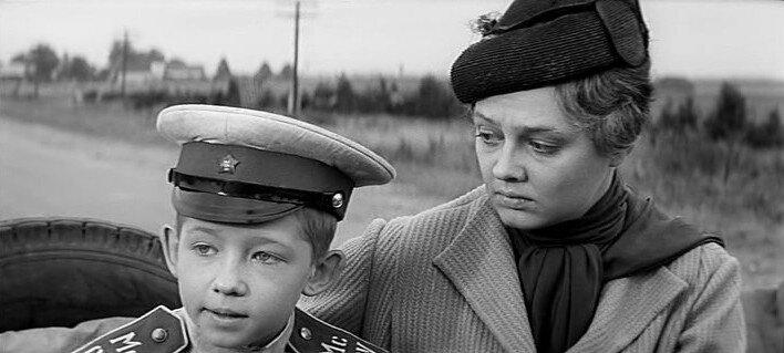 Фильм "Офицеры" был снят режиссером Владимиром Роговым и вышел на экраны в 1971 году.-7