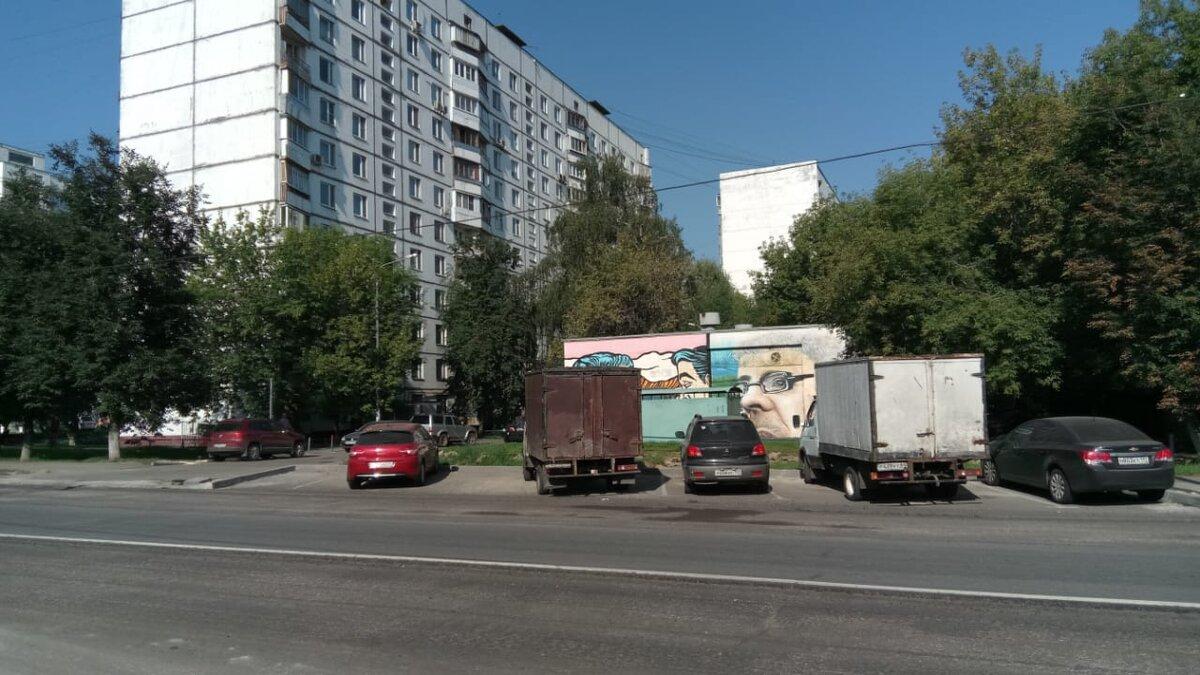 Второй дом справа, наш. Пять лет там жили, тихая, спокойная московская размеренная жизнь. Метро слева, в 50 метрах за деревьями 