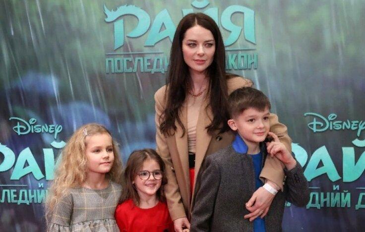 Марина Александрова с сыном и дочкой